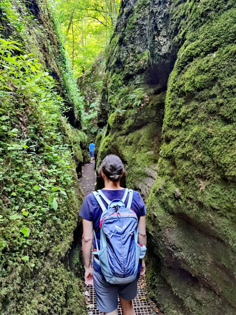 Magische Drachenschlucht in Eisenach - ein schmaler Weg führt durch die Felsenschlucht