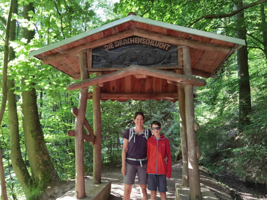 Hier beginnt die Drachenschlucht Wanderung - am hölzernen Eingangsportal