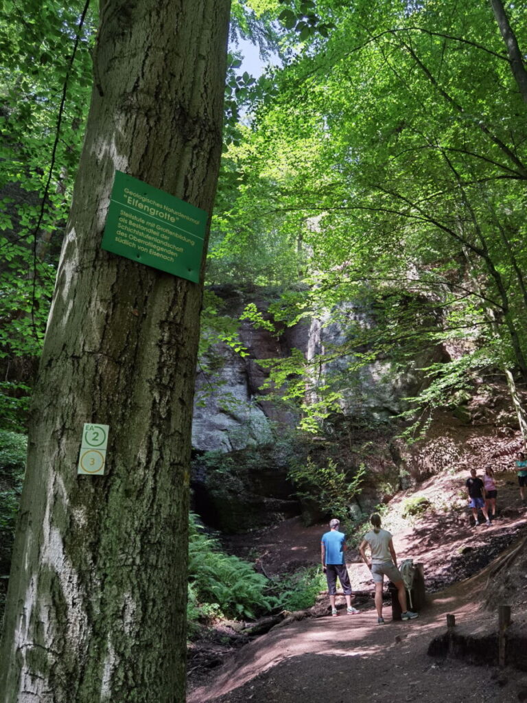 Elfengrotte Eisenach - kühler Platz im Sommer unter dem Blätterdach der Bäume