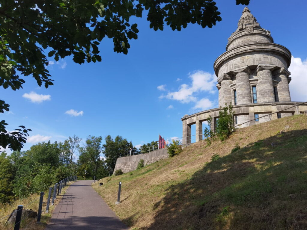 Der kurze Anstieg vom Parkplatz hinauf Richtung Burschenschaftsdenkmal