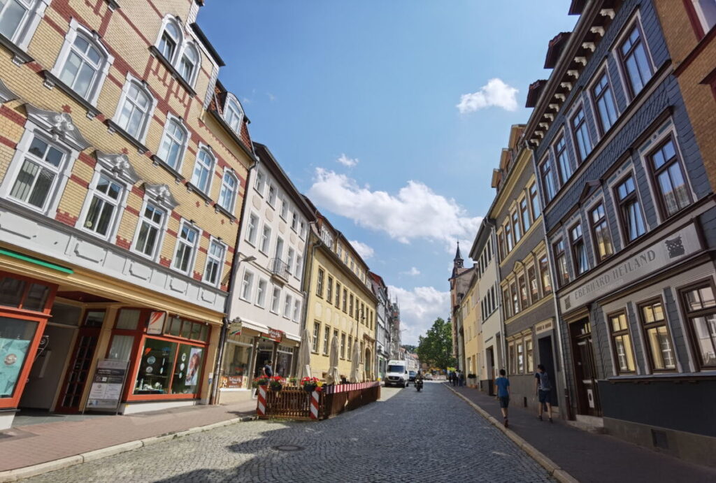 Schöne Hausfassaden beim Stadtrundgang durch Eisenach Altstadt - in der Frauenplan