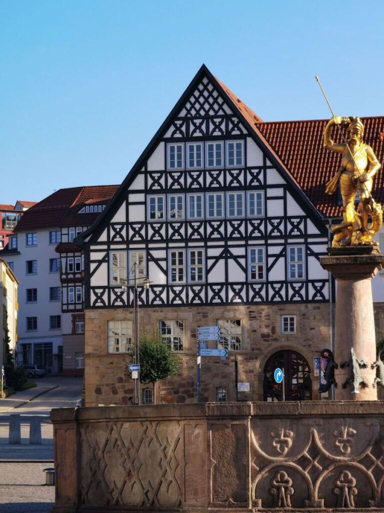 Der Georgsbrunnen vor der Kirche auf dem Marktplatz Eisenach