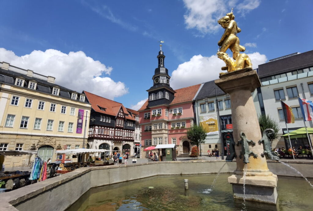 Eisenach Altstadt: Der Marktplatz mit Blick auf das Rathaus und die Ratsapotheke