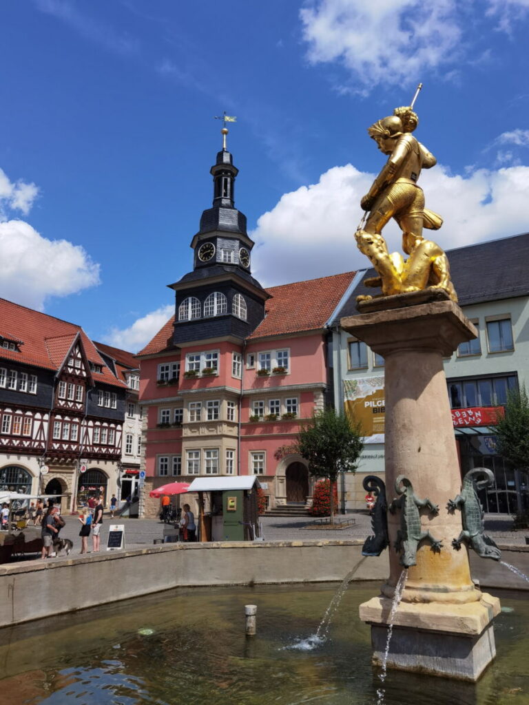 Der Marktplatz Eisenach mit dem Georgenbrunnen, hinten das Rathaus und die historische Apotheke
